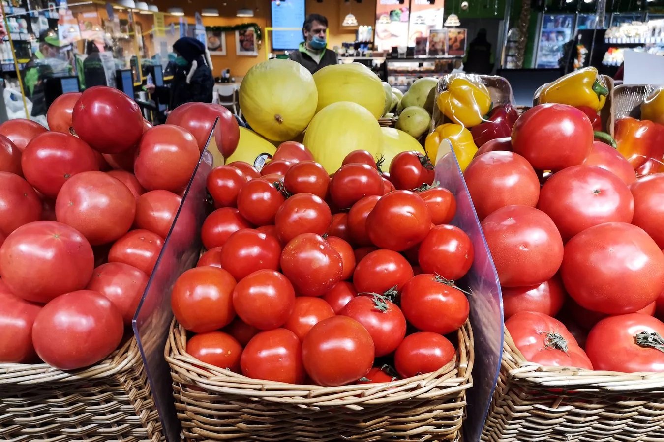 Qışda kəskin uculaşma: Bazarlarda pomidor niyə "su qiyməti"nə satılır?