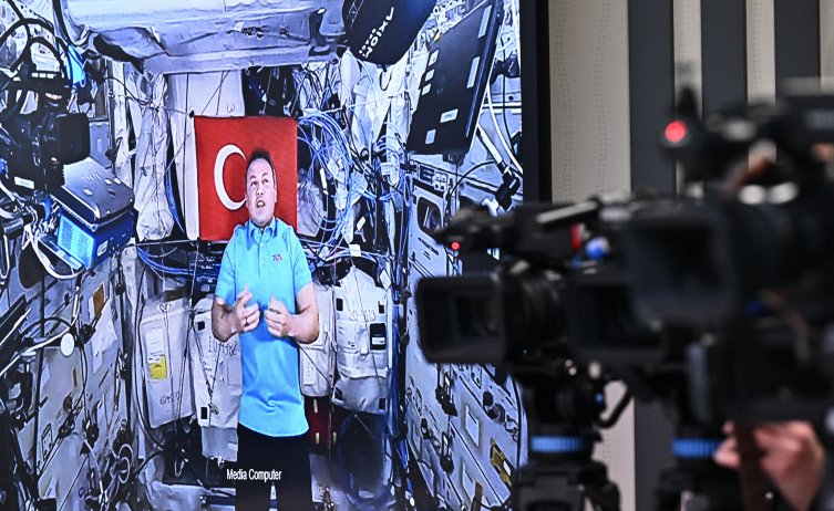Kosmik stansiyada hamımız birlikdə yemək yeyirik - Türk astronavt