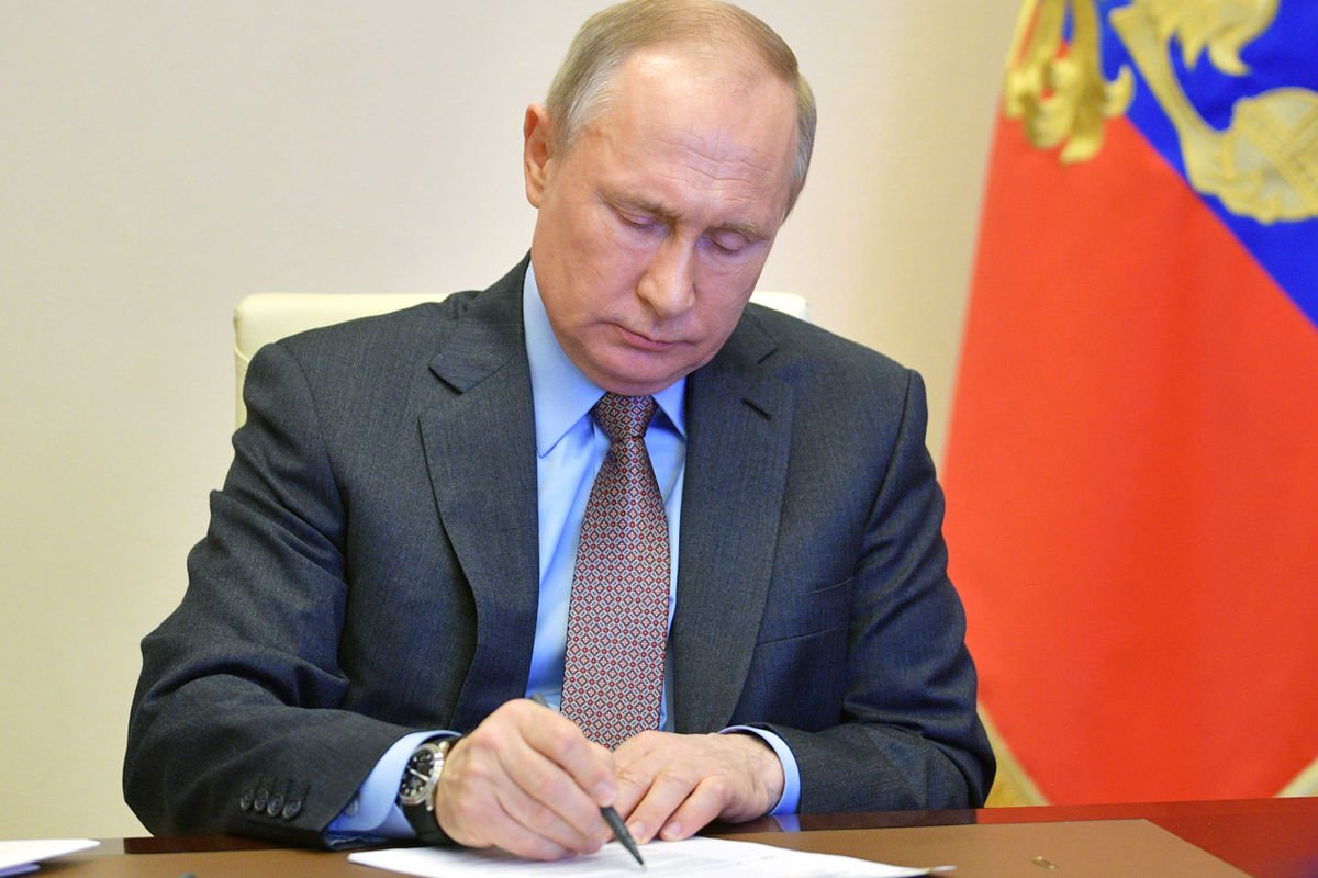 Putin “Russneft”in səhmləri ilə əməliyyatlara icazə verib
