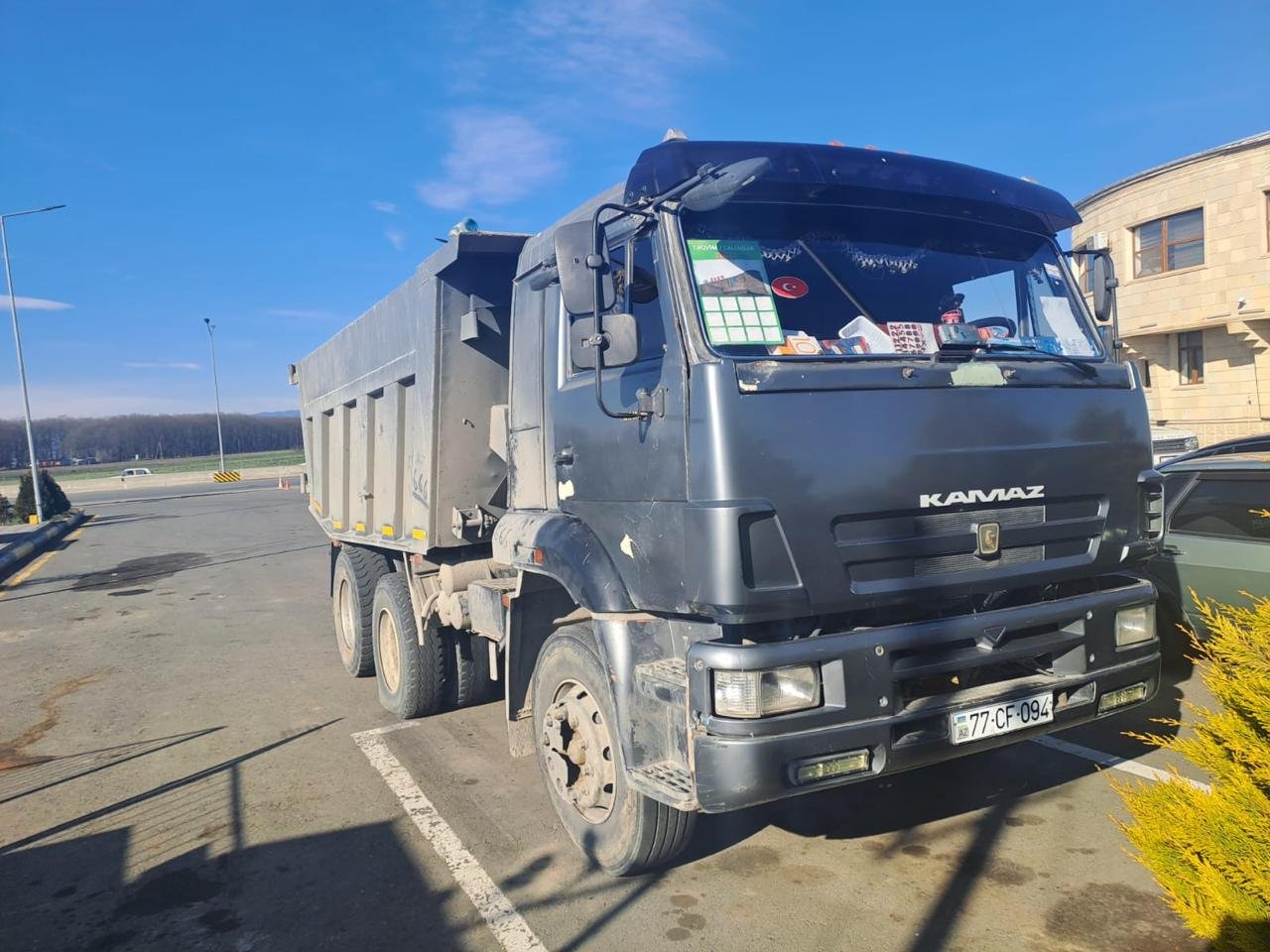 Yol polisinin qanuni tələbinə əməl etməyən yük avtomobilinin sürücüsü saxlanılıb