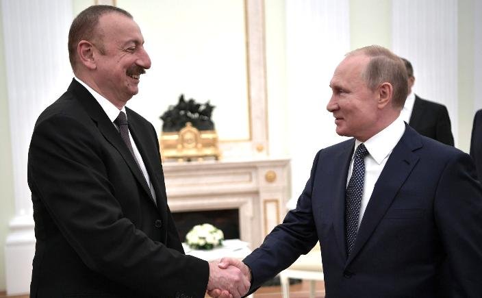 Vladimir Putin İlham Əliyevi prezident seçkilərində inamlı qələbəsi münasibətilə təbrik edib