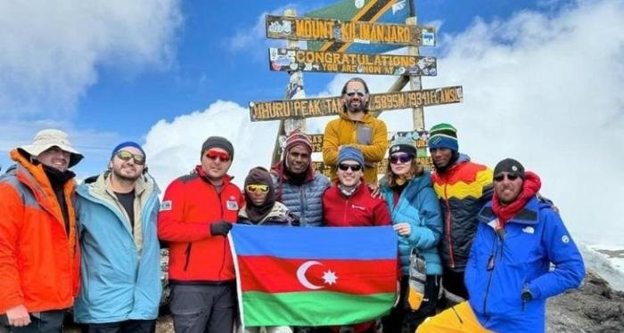 Azərbaycanlı alpinistlər Kilimancaro dağını fəth ediblər