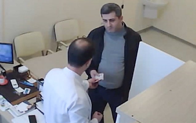 Baş direktorla müavininin rüşvət aldığı görüntülər - Video
