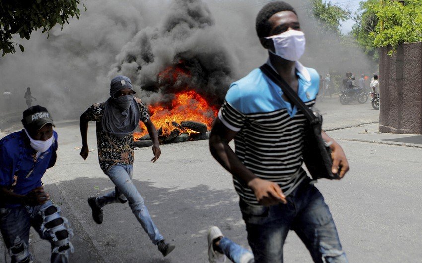 Haitidə qalmaqal - Yüzlərlə məhbusu azad edildi