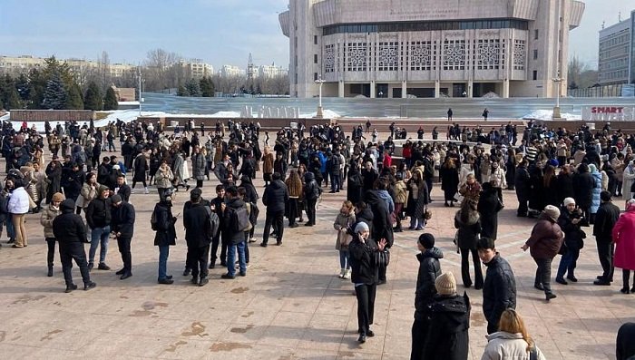 Almatıda güclü zəlzələ baş verib, insanlar binalardan təxliyə olunur (foto, video)