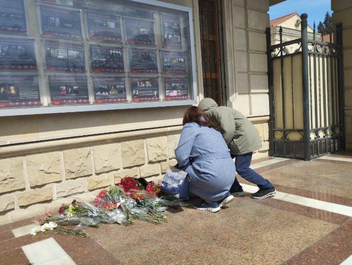Bakıda insanlar Crocus City Halldakı terror aktından sonra Rusiya səfirliyinə gül dəstələri gətirir və başsağlığı verirlər