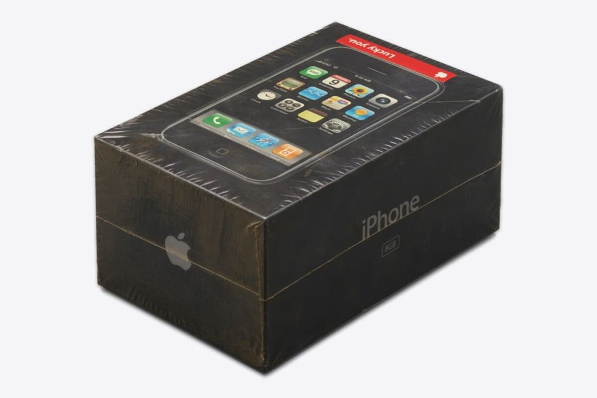 Hərracda yaddaşı çox az olan qablaşdırılmış iPhone satılıb