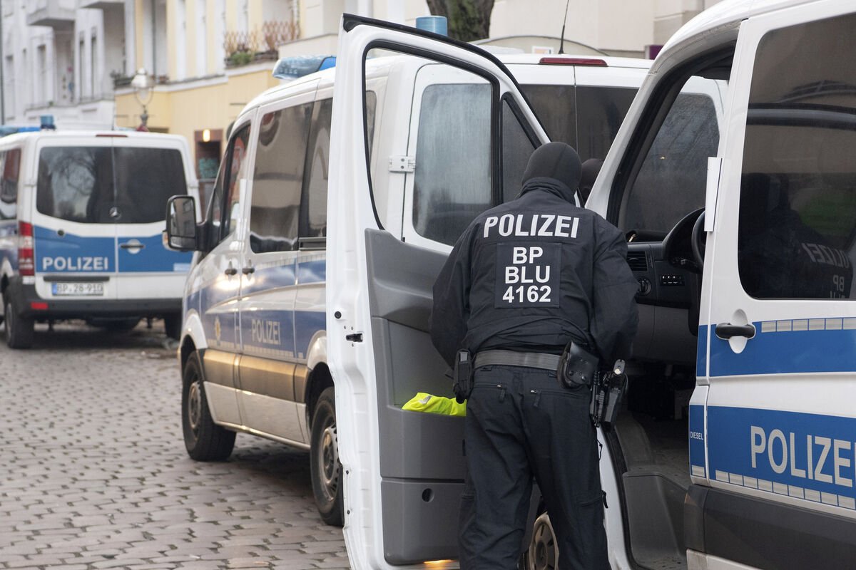 Almaniyada polis şalvarlarını çıxarıb və buna görə Ukraynanı günahlandırıb