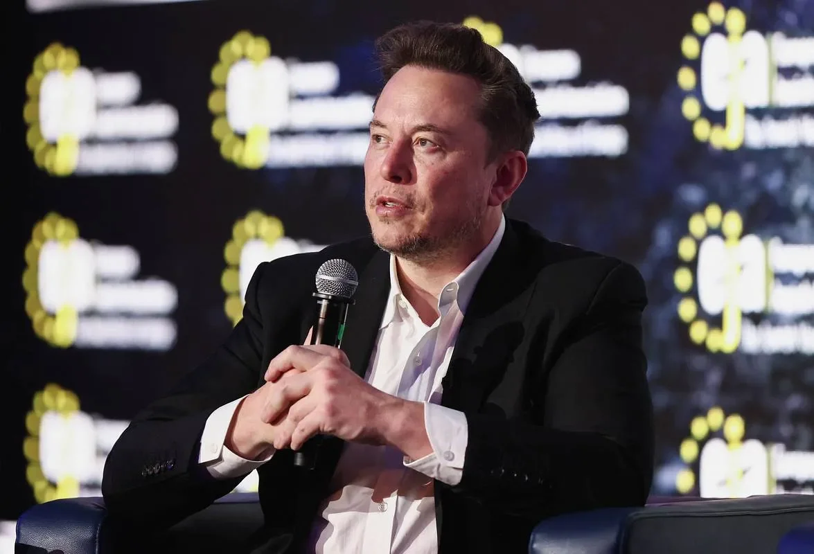 Elon Musk Rusiyanın X sosial şəbəkəsində saxta xəbərlər yayması ilə bağlı iddiaları təkzib edib