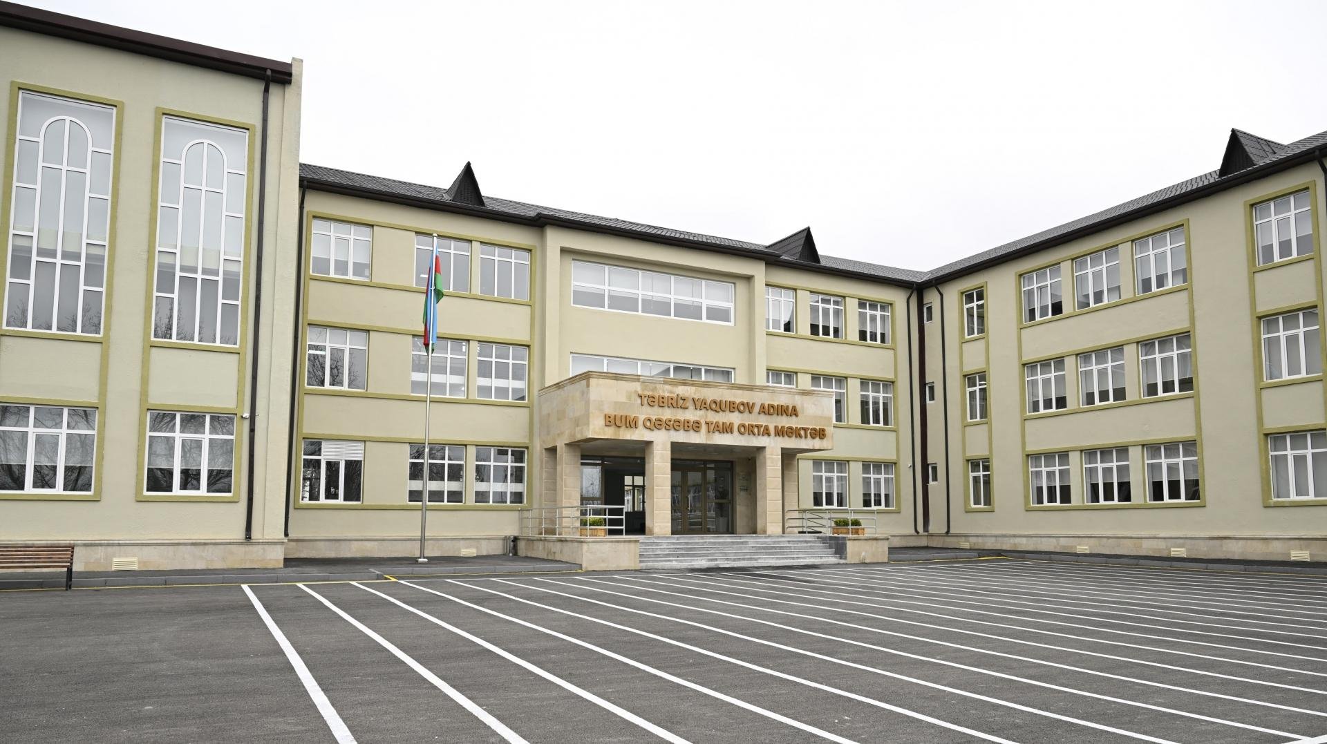 Prezident Bum qəsəbəsində tam orta məktəbin yeni binasının açılışında iştirak edib