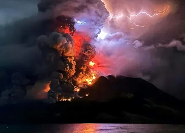 İndoneziyada vulkan püskürməsi sunami təhlükəsinə səbəb olduğu üçün minlərlə insan təxliyə edilib