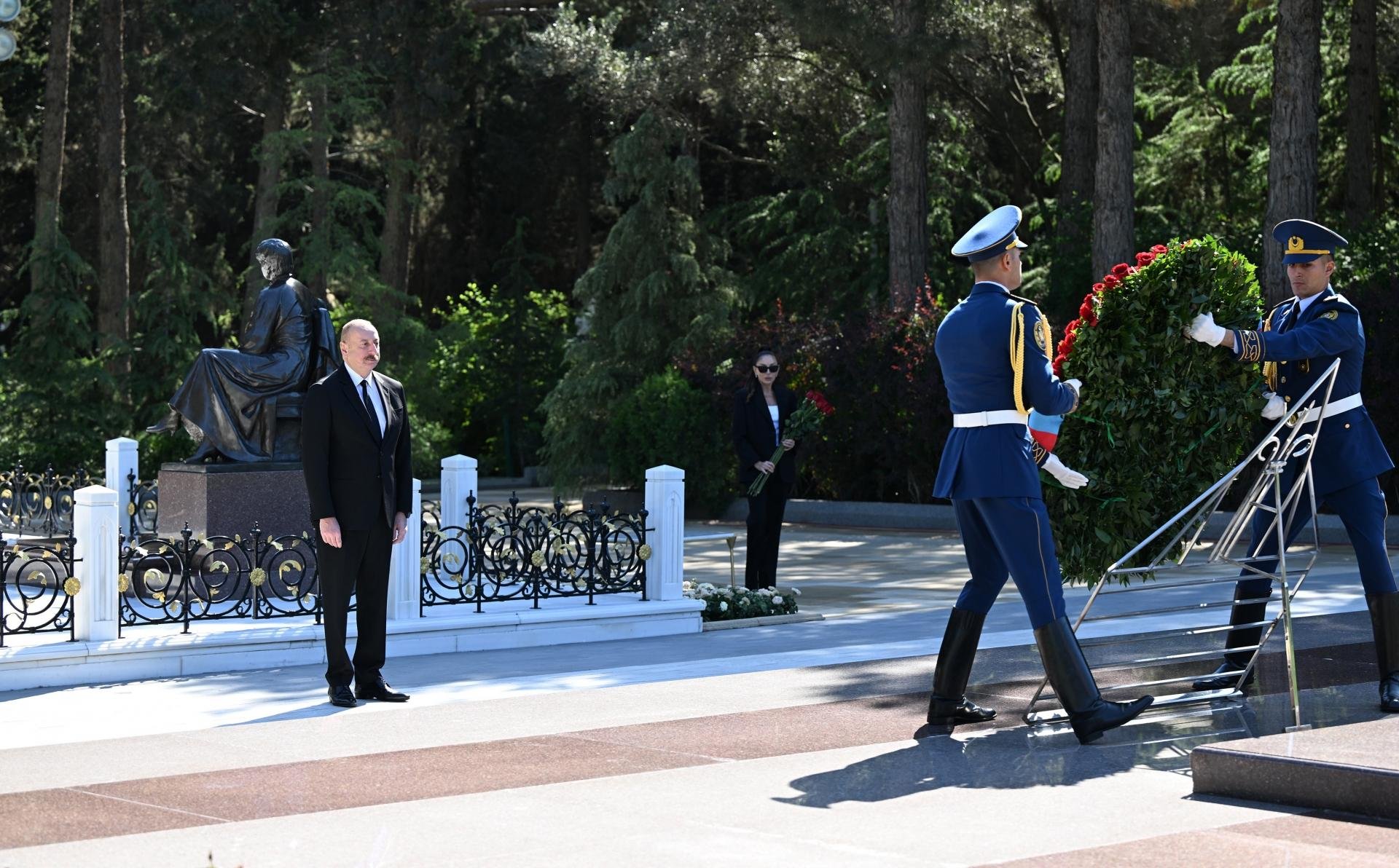 Prezident və birinci xanım Heydər Əliyevin Fəxri xiyabanda məzarını ziyarət ediblər FOTOLAR