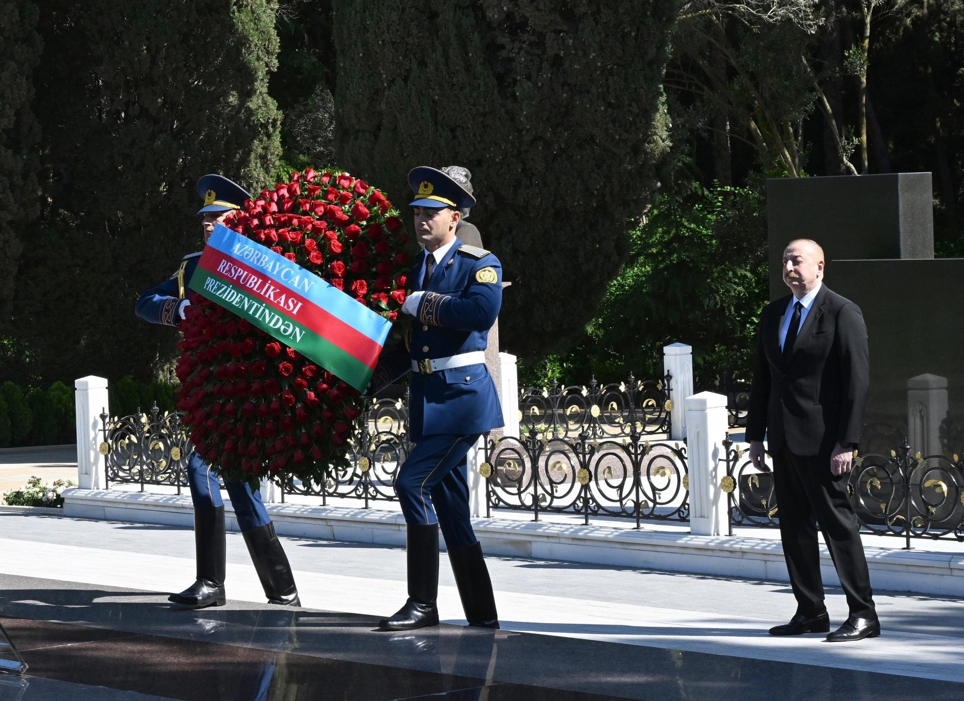 Prezident və birinci xanım Heydər Əliyevin Fəxri xiyabanda məzarını ziyarət ediblər FOTOLAR