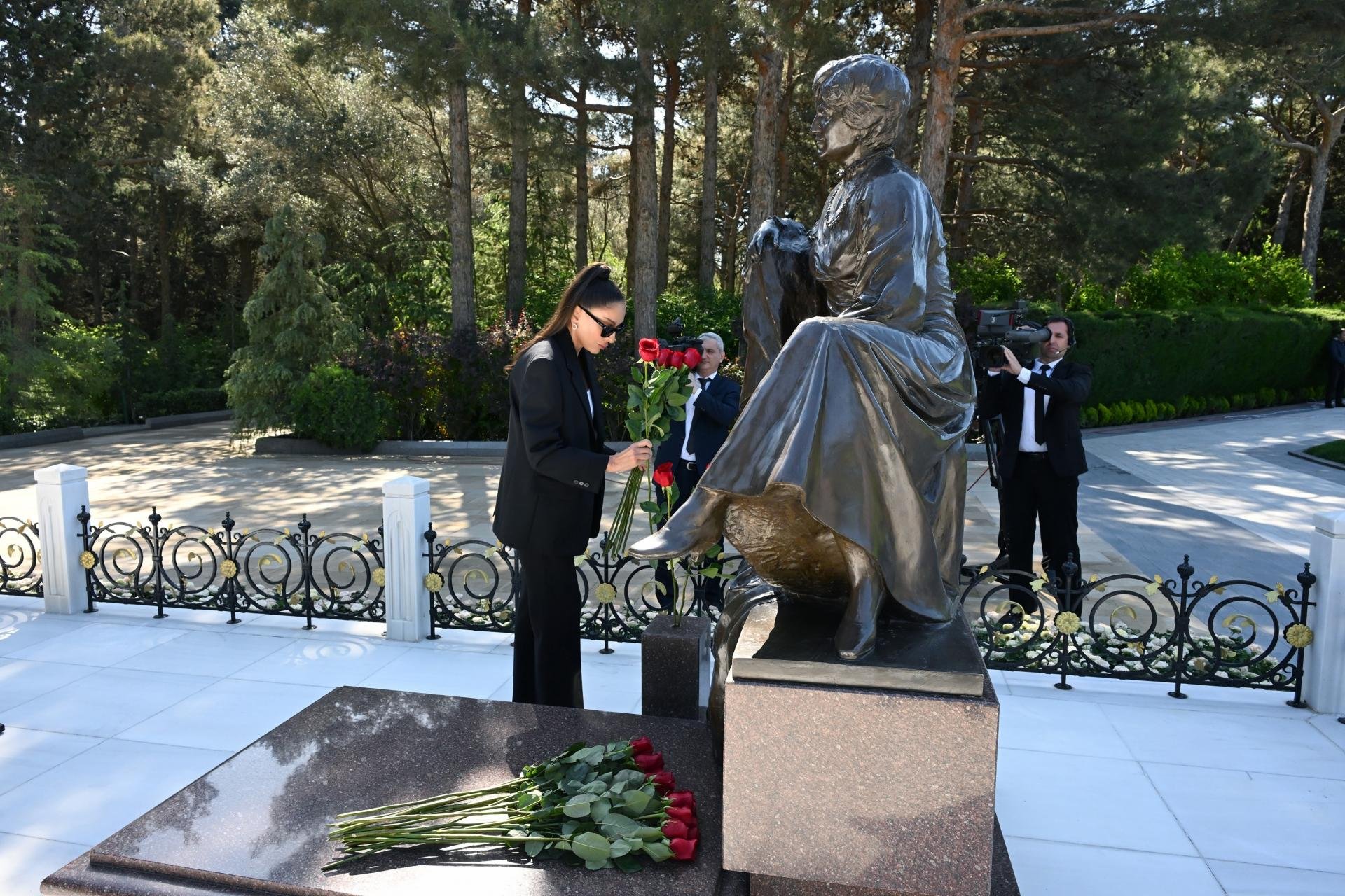 Prezident və birinci xanım Heydər Əliyevin Fəxri xiyabanda məzarını ziyarət ediblər FOTOLAR