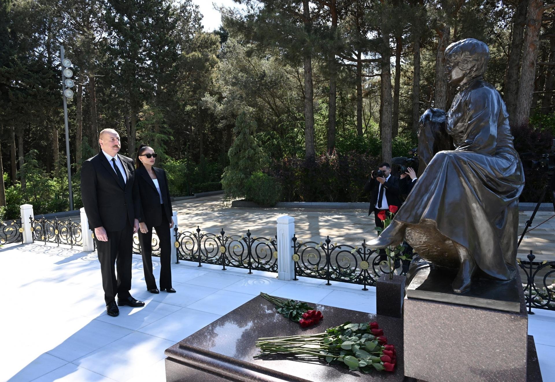 Prezident və birinci xanım Heydər Əliyevin Fəxri xiyabanda məzarını ziyarət ediblər FOTOLAR