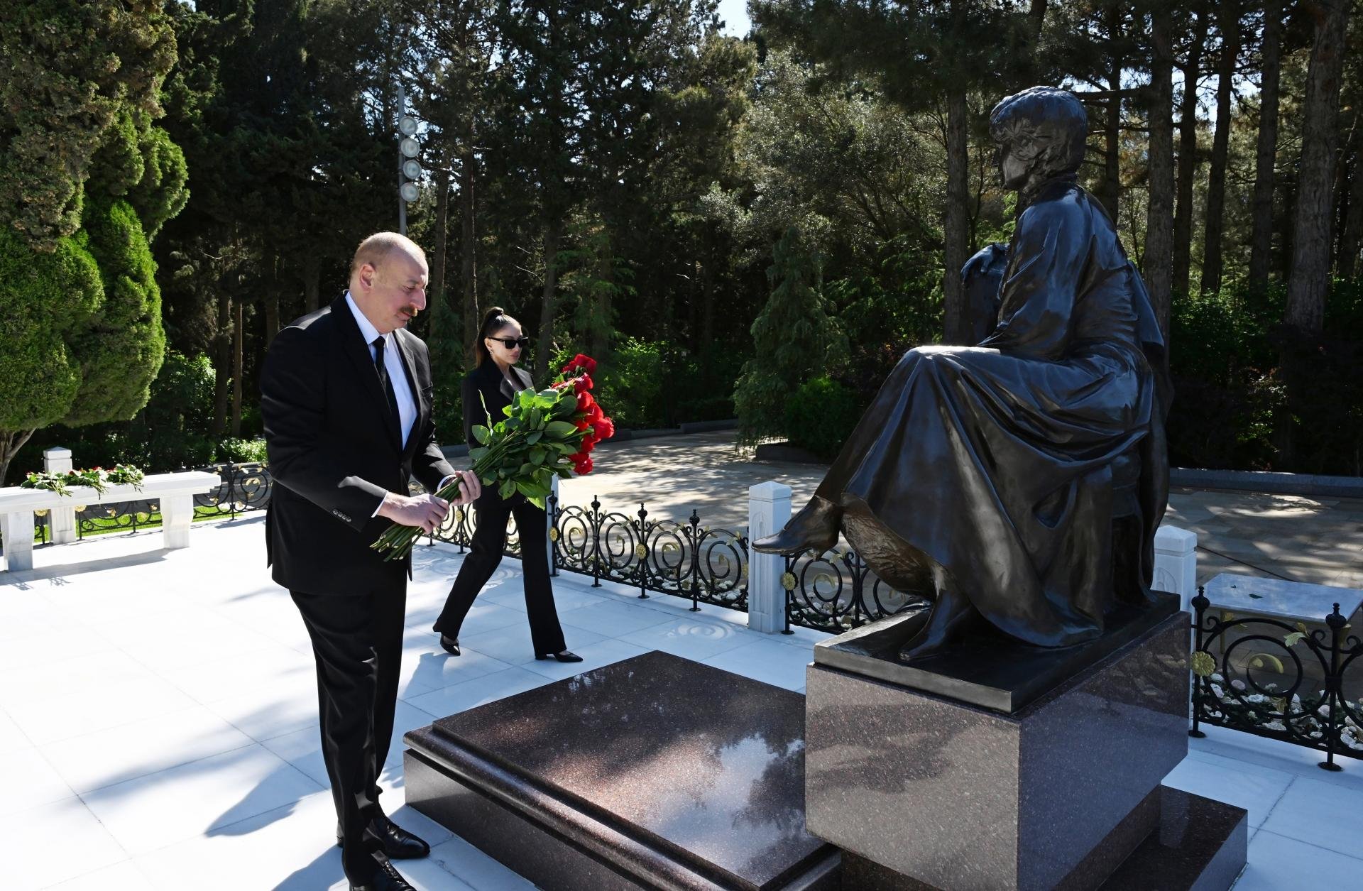 Prezident və birinci xanım Heydər Əliyevin Fəxri xiyabanda məzarını ziyarət ediblər FOTOLAR