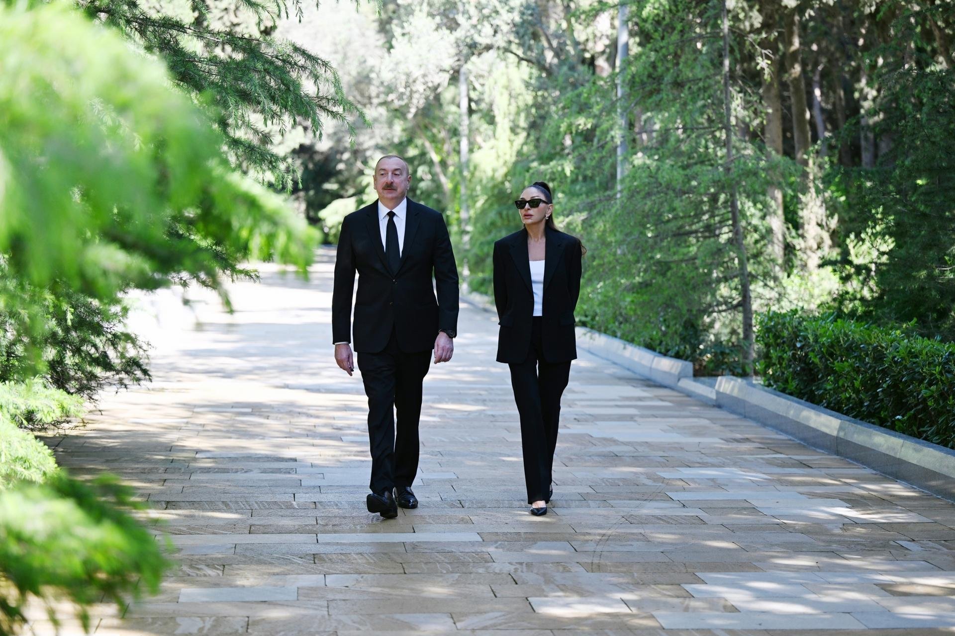 Prezident və birinci xanım Heydər Əliyevin Fəxri xiyabanda məzarını ziyarət ediblər FOTOLAR