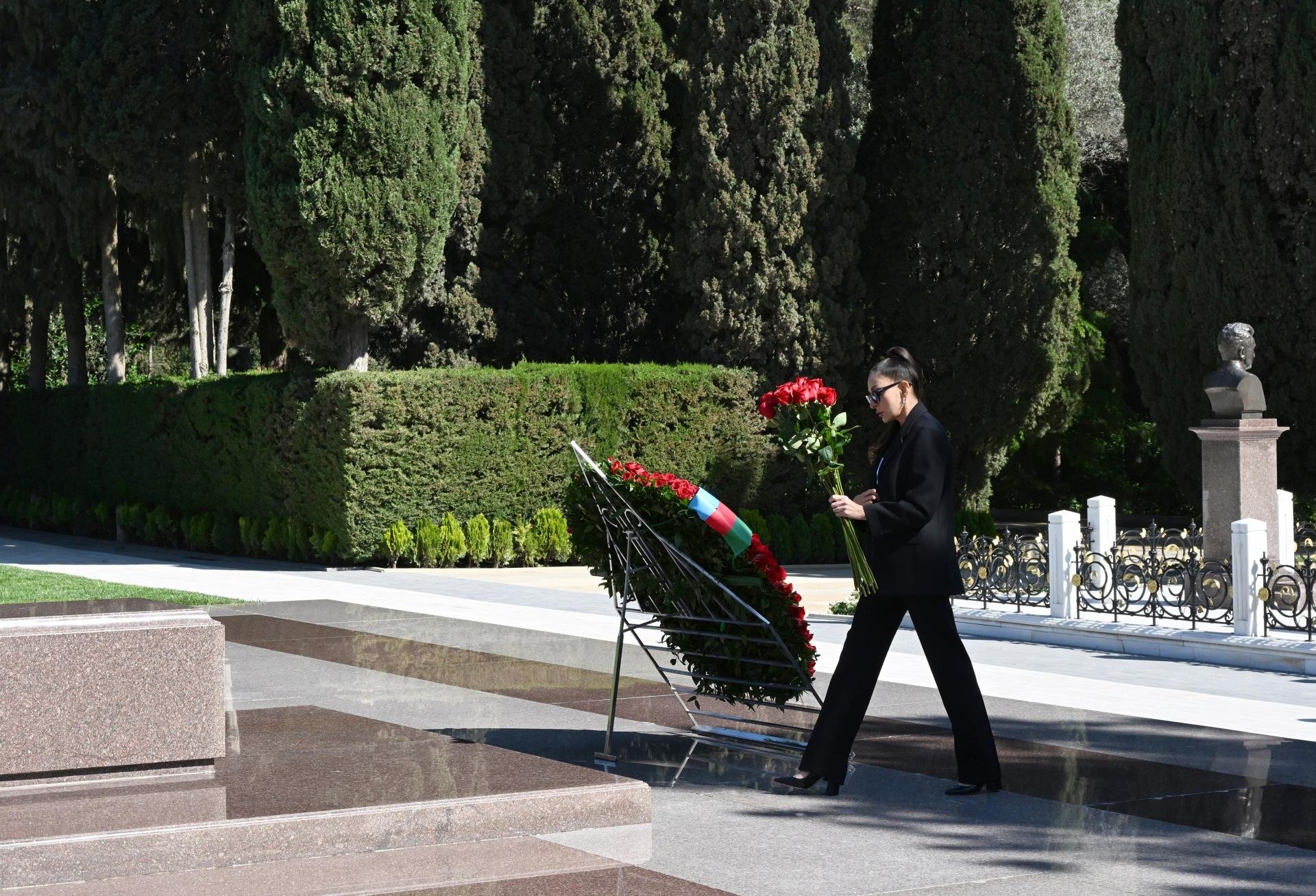 Prezident və birinci xanım Heydər Əliyevin Fəxri xiyabanda məzarını ziyarət ediblər FOTOLAR