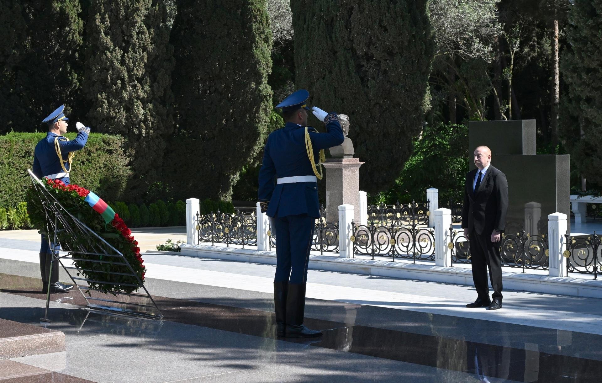 Prezident və birinci xanım Heydər Əliyevin Fəxri xiyabanda məzarını ziyarət ediblər FOTOLAR