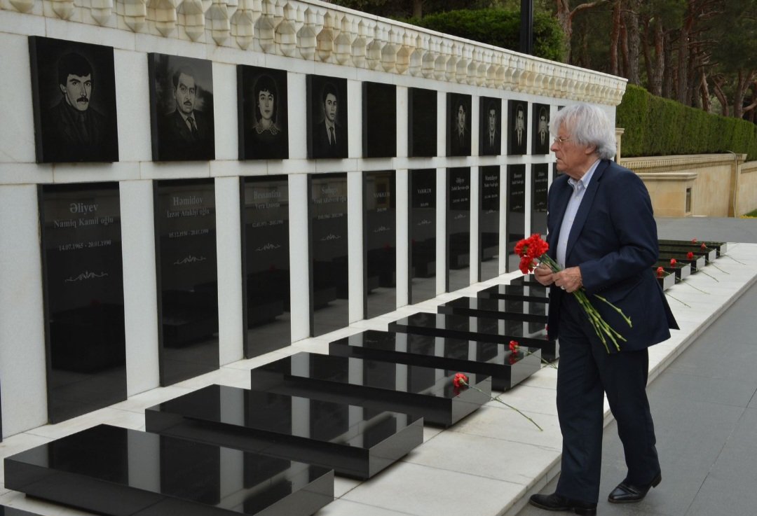 Avropa parlamentinin üzvü Şəhidlər xiyabanını ziyarət edib