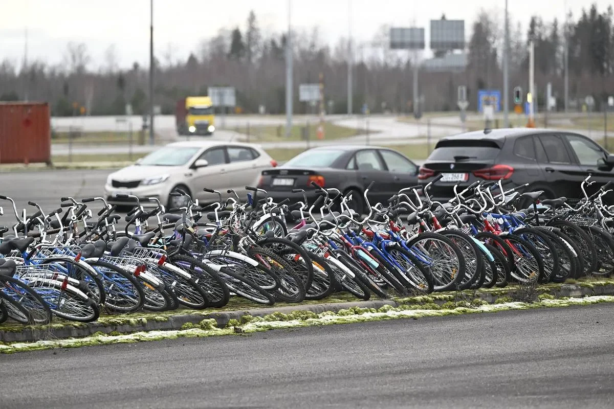 Finlandiya gömrüyü qaçqınların velosipedlərini hərracda satıb