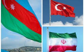 Fars dilində olan versiyada Azərbaycan və Türkiyənin bayrağı yoxdur -