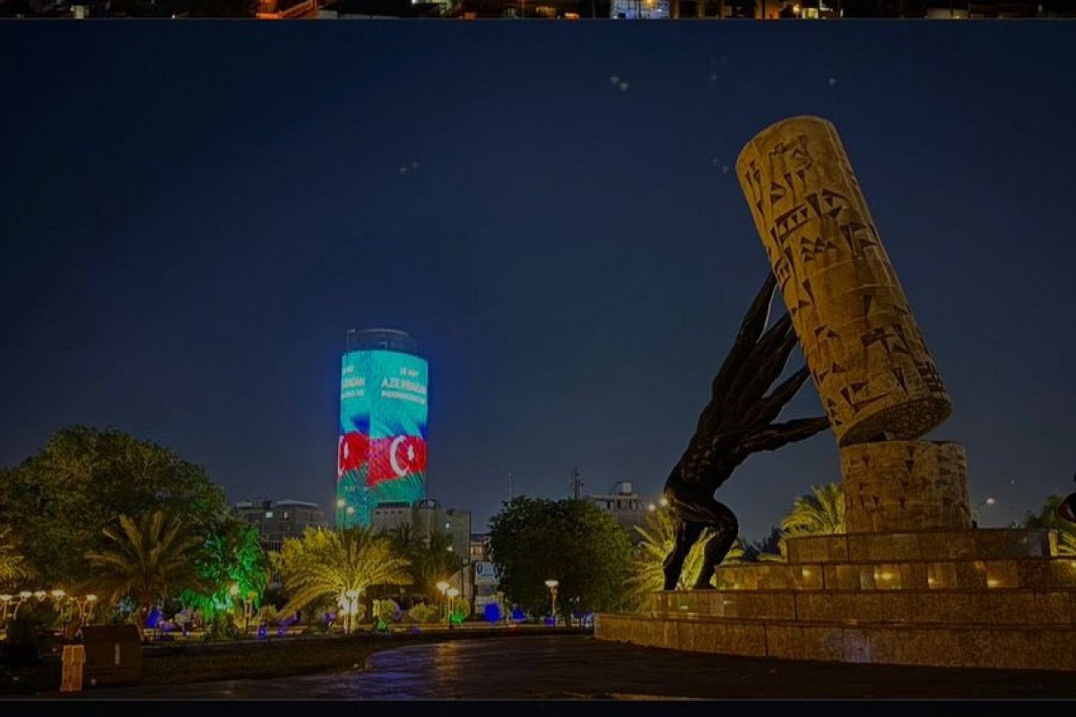Bağdaddakı ən hündür binalardan birində Azərbaycan bayrağı əks olunub