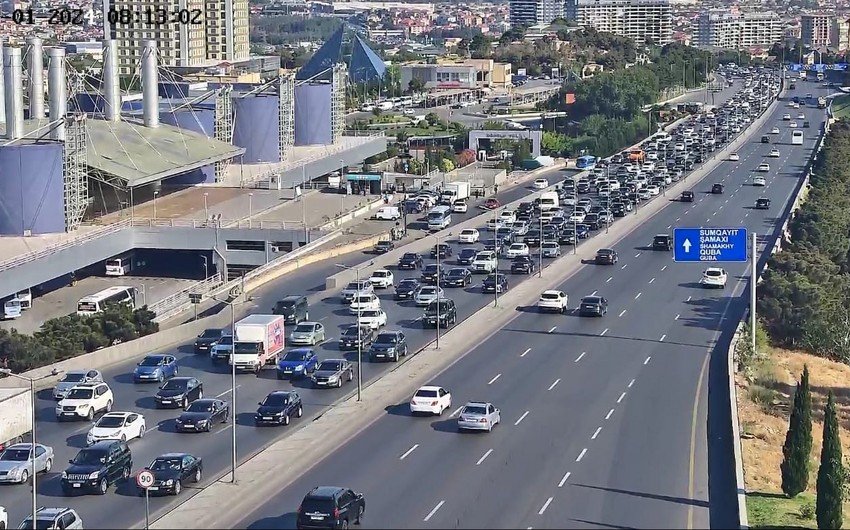 Bakının bir sıra yollarında nəqliyyatın hərəkətində tıxac yaranıb