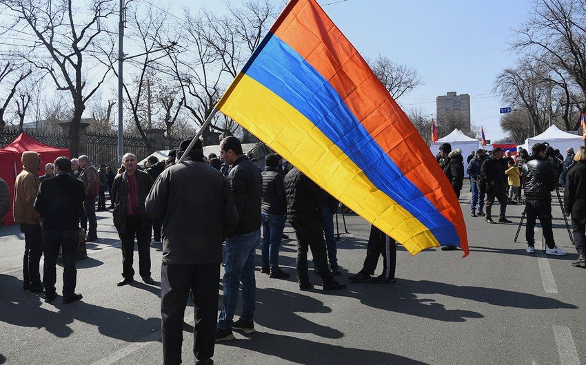 Belarusun İrəvandakı səfirliyi qarşısında aksiya keçirilib, binaya pomidor, yumurta atılıb