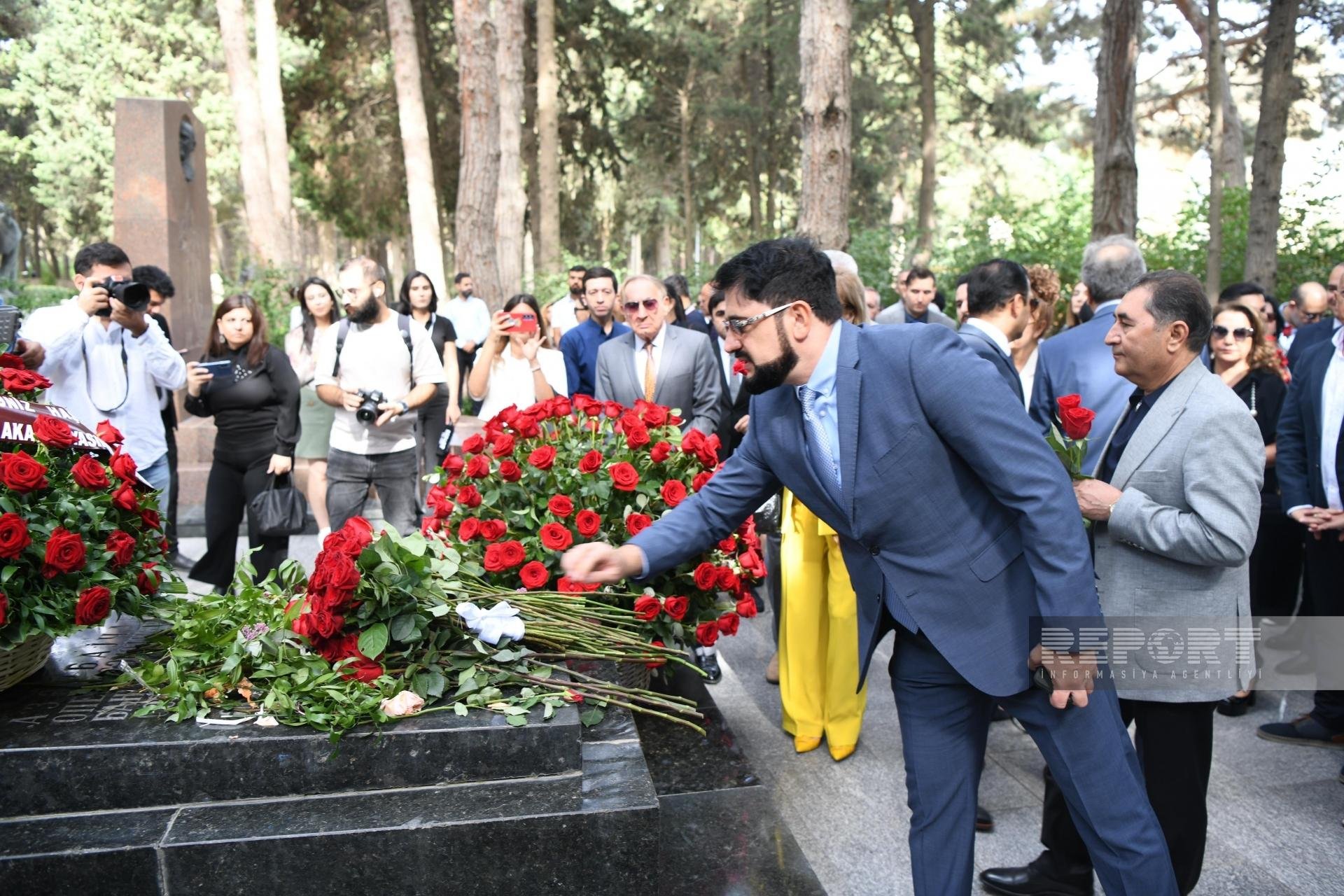 Milli Musiqi Günü münasibətilə Üzeyir Hacıbəylinin məzarı ziyarət olunub