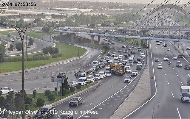 Bitum daşıyan yük maşını aşdı, maye yola dağıldı - Foto