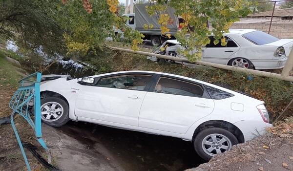 "Mersedes"lə toqquşan "Prius" kanala düşdü - Foto