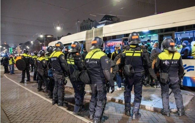 Amsterdamda israilli azarkeşlərə hücum - 10 yaralı