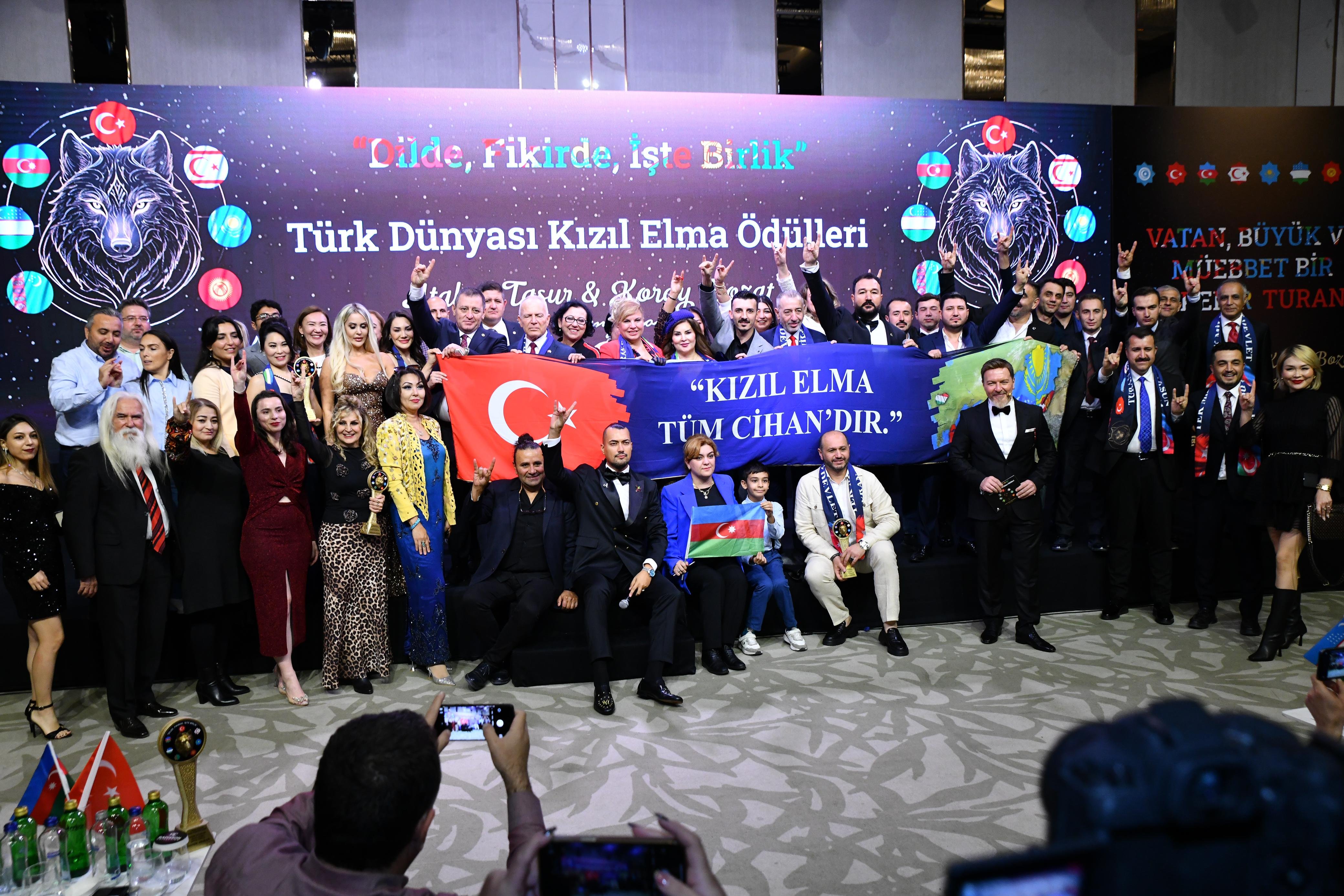 İstanbul’da keçirilən Türk Dünyası “Kızıl Elma ödül töreni”-ndə “Əbədi Birlik” Gənclər İctimai Birliyinin üzvləri mükafatlara layiq görüldü.