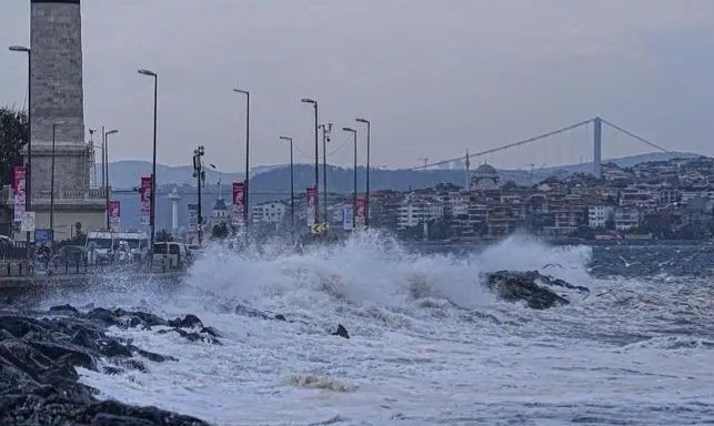 Fırtınalı külək və yüksək dalğalar İstanbul sahillərini bürüdü