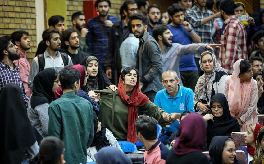 İranda elmi işini hicabsız müdafiə edən xanım bir il azadlıqdan məhrum edilib 