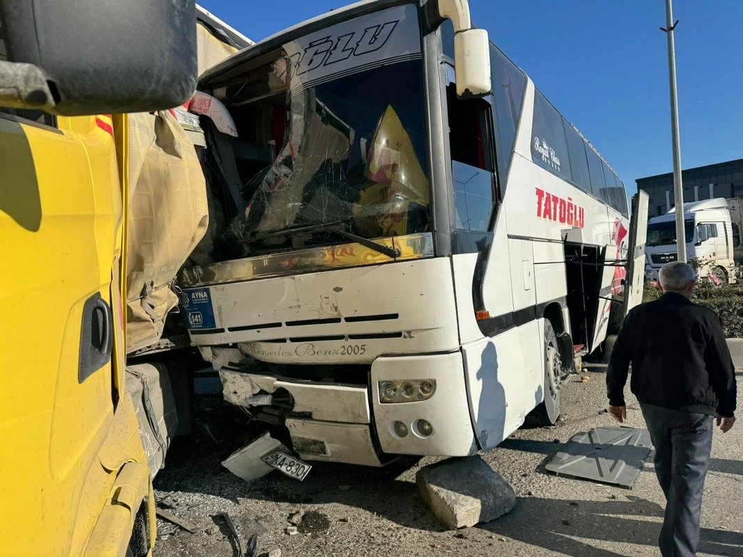 TIR sərnişin avtobusu ilə toqquşdu: yaralı var - FOTO