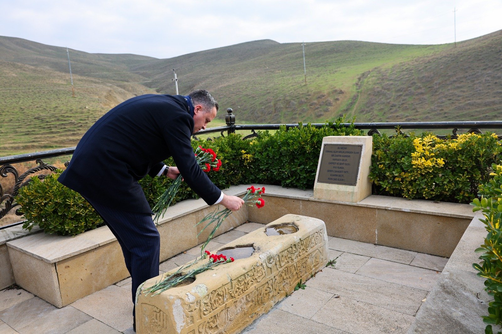 TİKA Azerbaycan’daki Türk Şehitliklerinin Bayraklarını Yeniliyor -