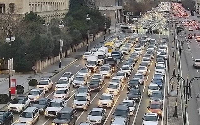 Bakının bir sıra yollarında tıxac yaranıb