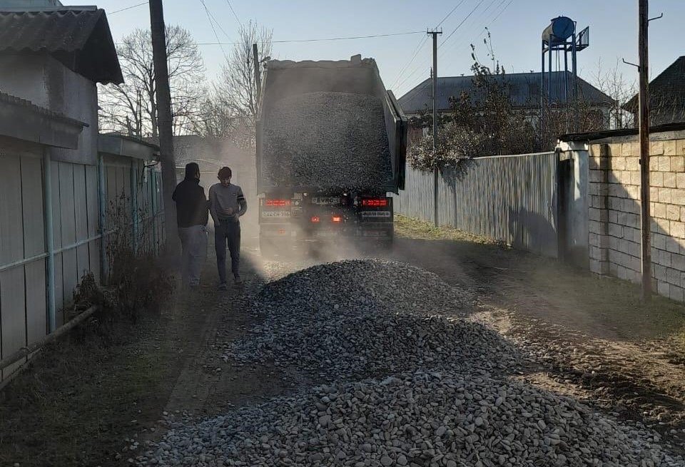 Masallıda kənddaxili yollara bələdiyyə və xeyriyyəçilər tərəfindən çınqıl tökülmüşdür