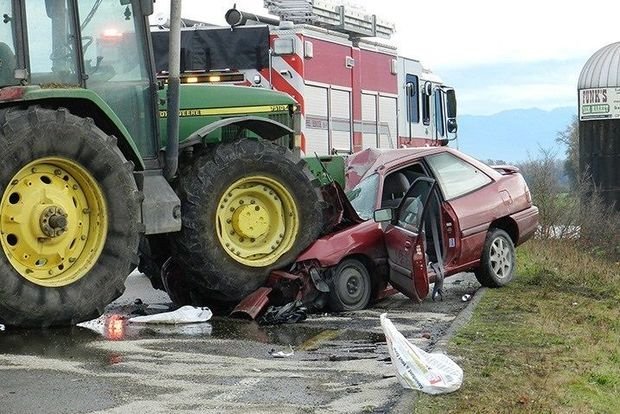 Traktorla minik maşını toqquşdu - İki nəfər öldü