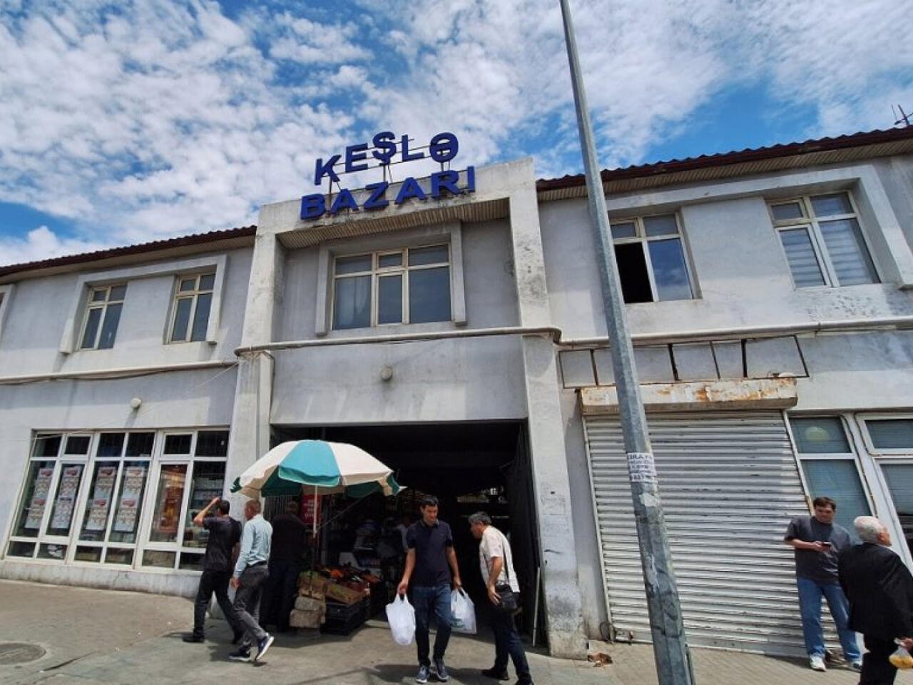 Bakıda "Yeni Keşlə Bazarı" TİKİLİR