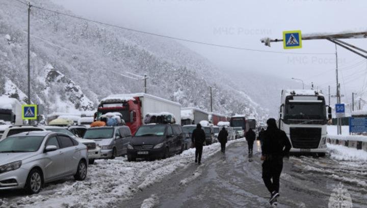 Yuxarı Larsa gedən yol hər iki istiqamətdə yük maşınları üçün bağlıdır