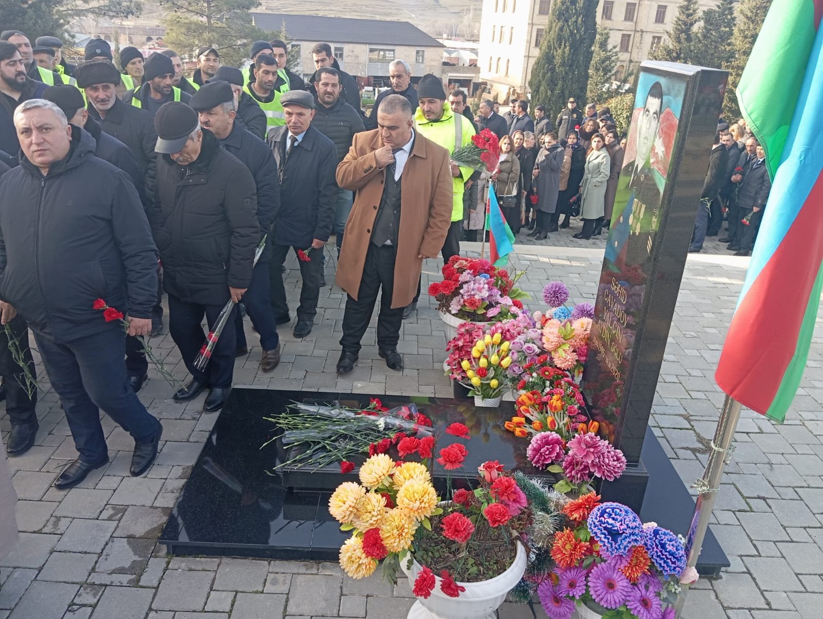 19 saylı Xüsusi Təyinatlı Yol İstismarı MMC direktoru Nazim Eynallı və kollektivi 20 Yanvar faciəsinin ildönümü ilə əlaqədar Şamaxıda anım mərasimində iştirak ediblər