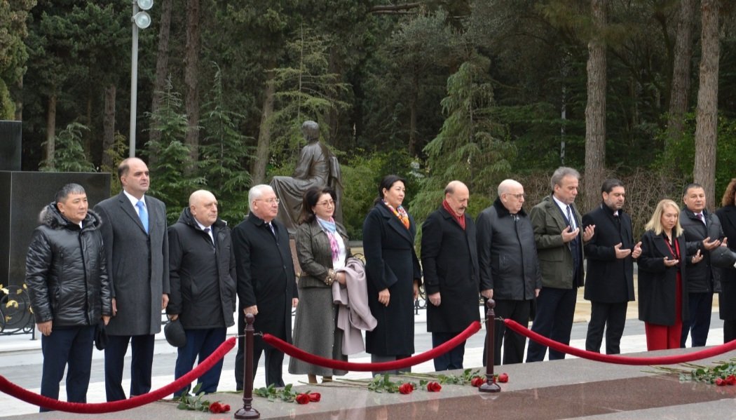 TÜRKPA üzv parlamentlərinin səhiyyə komitələri sədrlərinin ikinci iclasının iştirakçıları Fəxri xiyabanı və Şəhidlər xiyabanını ziyarət ediblər