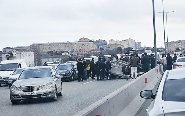 Bakı-Sumqayıt yolunda avtomobil aşdı - Foto