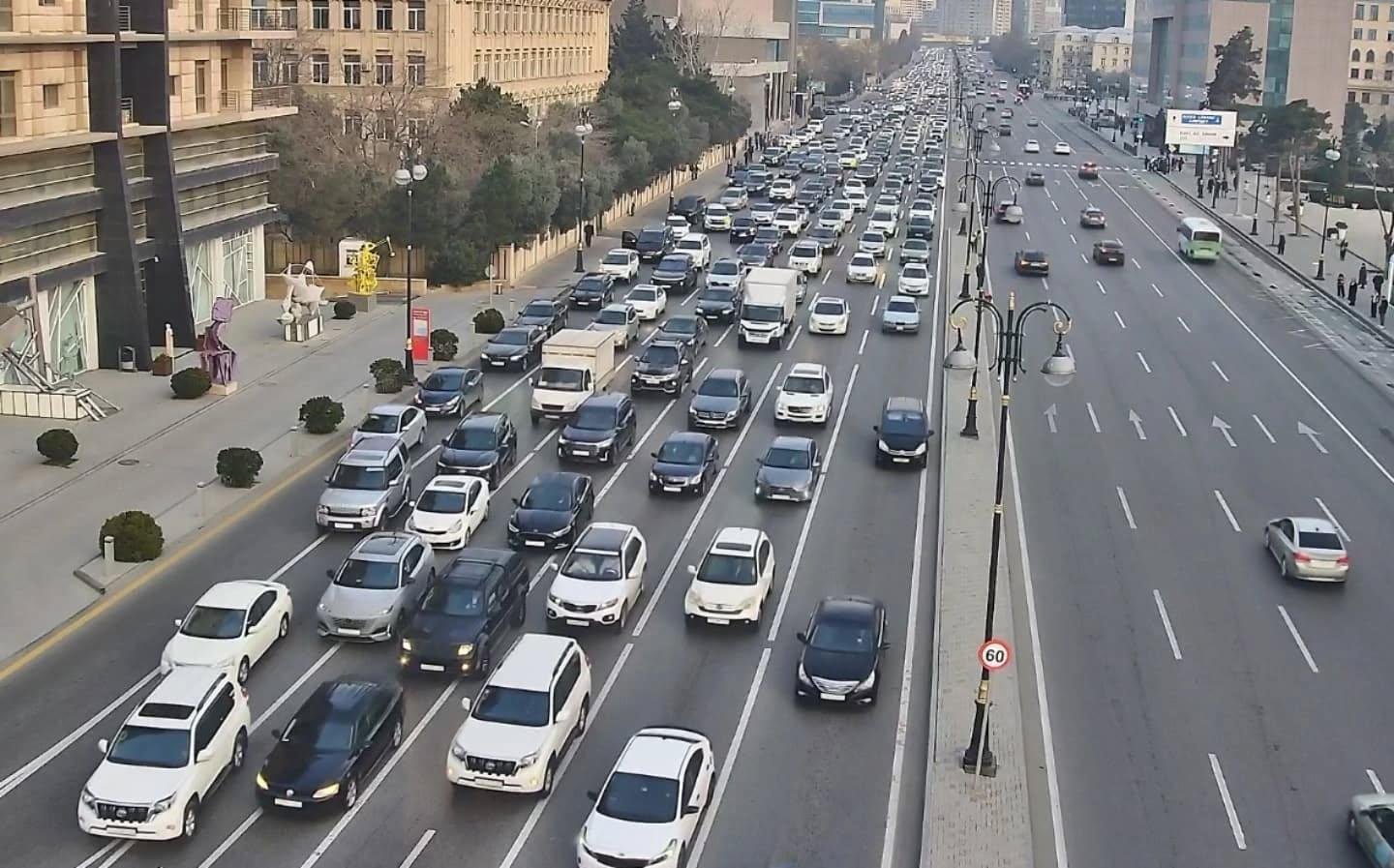 Bakının bir sıra yollarında tıxac yaranıb 