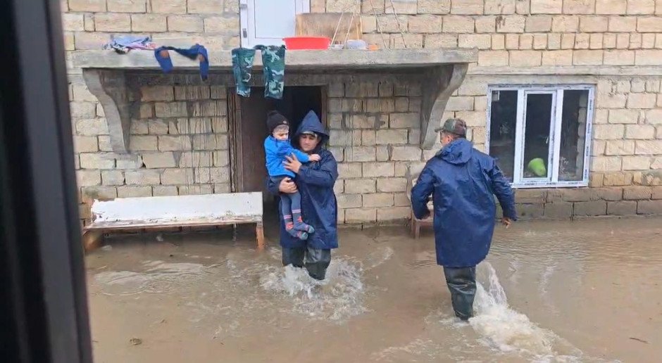 Lənkəranın bir sıra kəndlərini su basıb, 22 nəfər təxliyə olunub - RƏSMİ