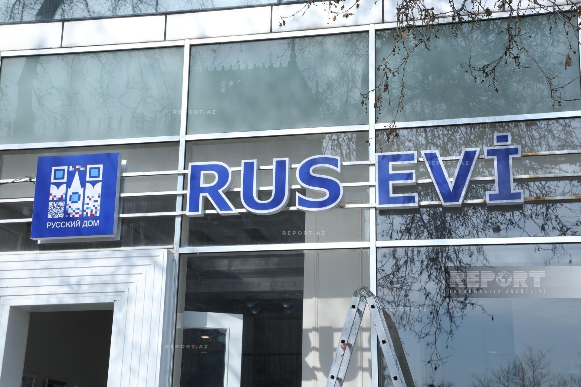 “Rus Evi”nin binasındakı lövhə sökülür - Fotolar