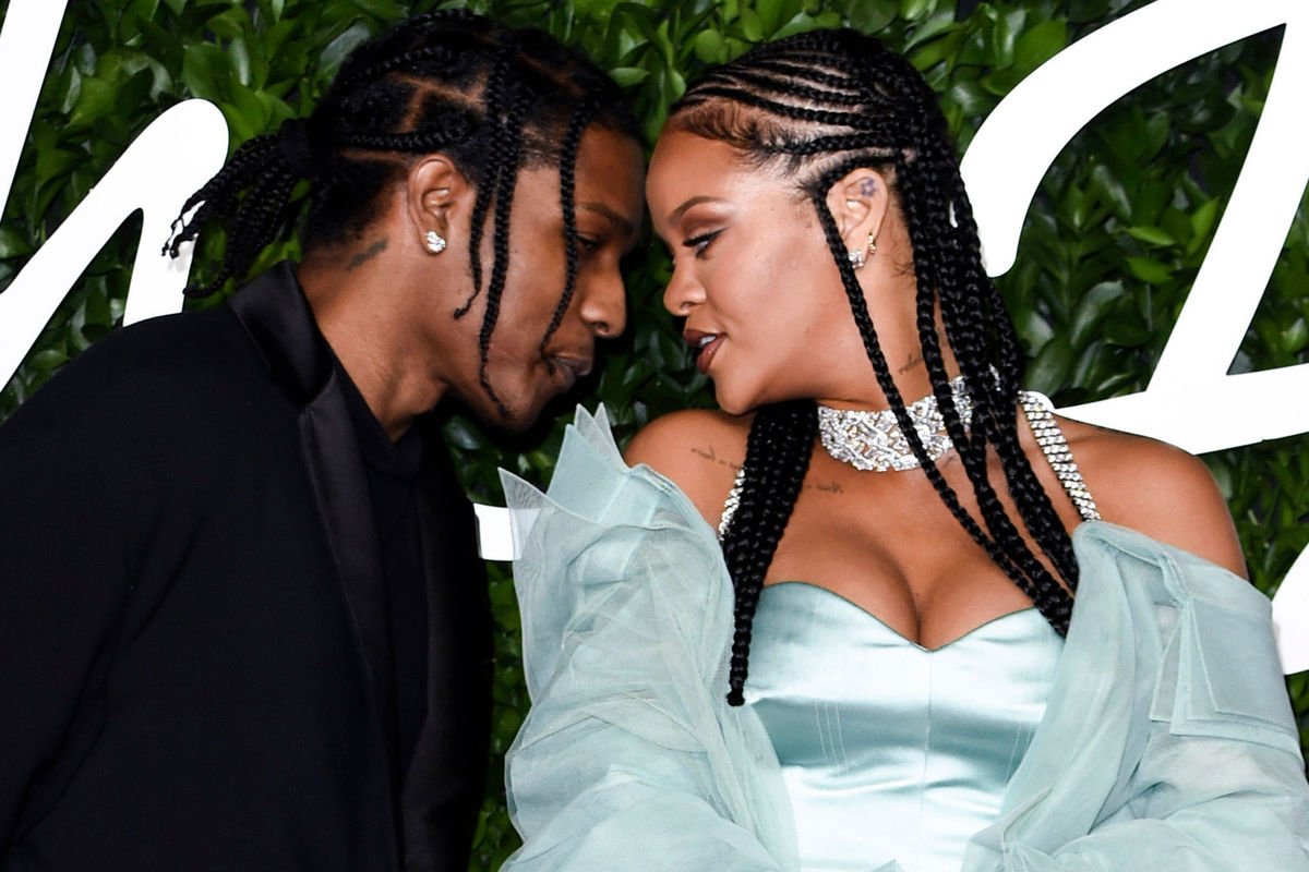 Rihanna və A$AP Rocky gələcək övladına vəkilin adını qoyacaqlarına söz veriblər